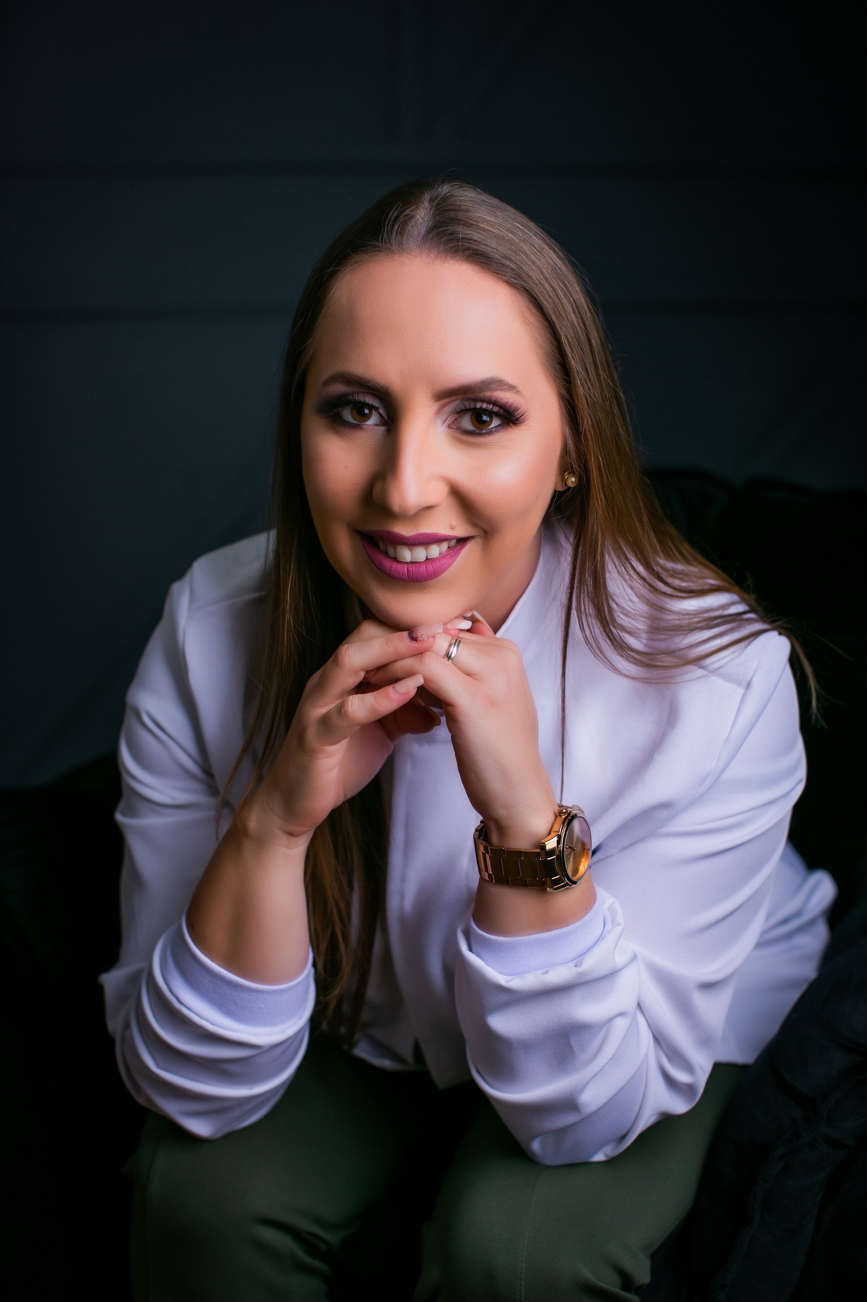 Hellen Terluk Gnatta é fonoaudióloga clínica em Irati e fonoaudióloga da Educação em Rio Azul/PR. Tem 33 anos, casada, residente em Irati, formada pela Unicentro em 2011, pós-graduada pela mesma universidade em 2016 e Mestre em Estudo da Linguagem em 2020, pela Universidade Estadual de Ponta Grossa (UEPG). Atua como clínica de linguagem desde 2012.